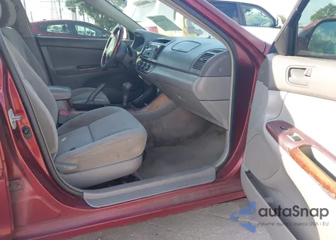 2004 Toyota Camry Le z USA, uszkodzony, nr VIN 4T1BE32K84U323295